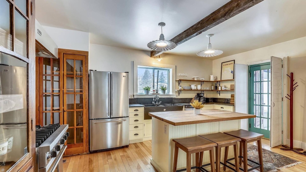 Stowe House | The Cozy Villager: 2 br w/a/c in walkable Village location!