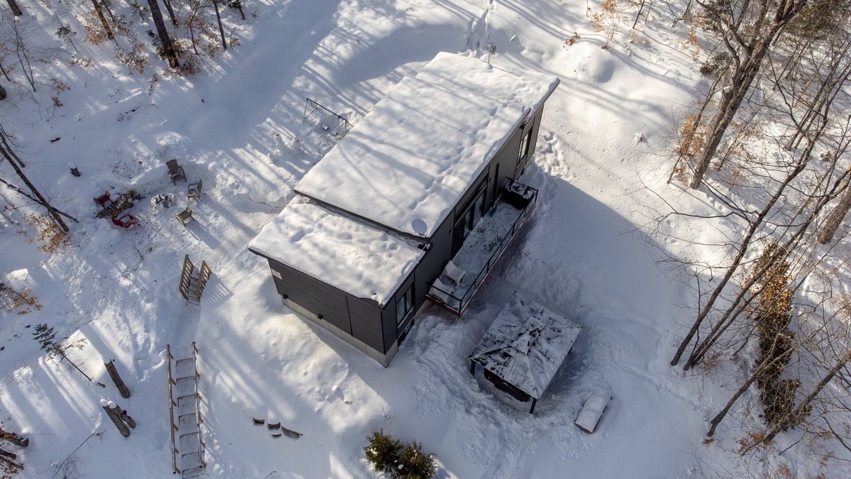 Entrelacs Ski Chalet | The Cozy ♪ Waterfront ☼ Hot Tub & Fireplace ♥