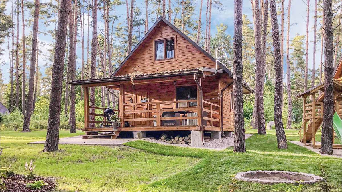 Ostroda House | The cozy wooden cottage is located in the village Ru.