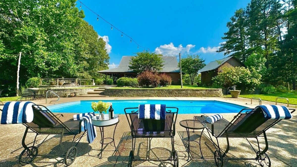 Batesville House | The CPL, Spacious Oxford Retreat by Velvet Ditch Villas