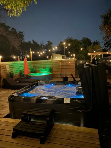 Brazos House | The Craftsman on Clay-Downtown-4 Blocks to Silos-Hot Tub and Cowboy Pool