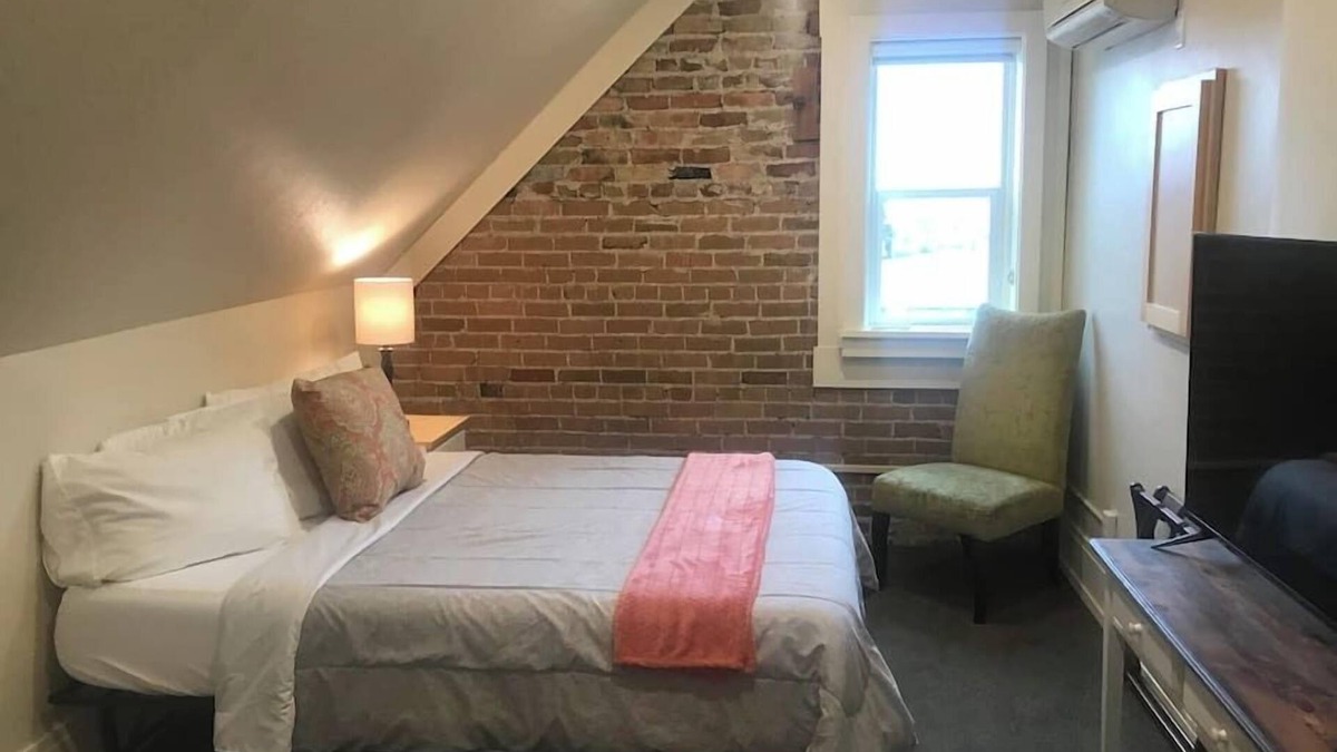 Joaquin Apartment | The "Crash Pad" Studio Apartment in Downtown Provo