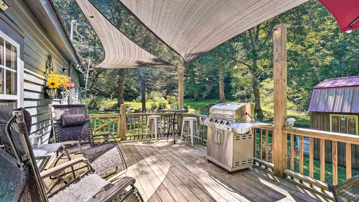 Newcomb House | 'The Creek' Winfield Gem: 73 Acres of Privacy
