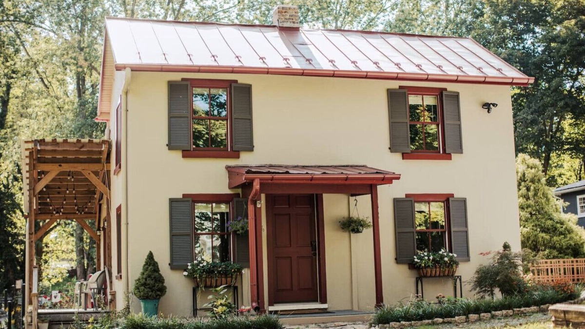 Shepherdstown Cottage | The Creekside Cottage: Downtown | Pet-Friendly