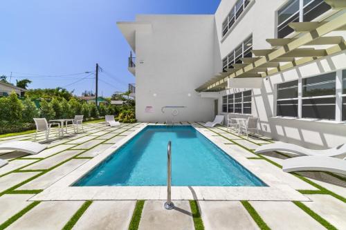 Little Battaleys Apartment | The Crescent at Coral Beach 101 condo