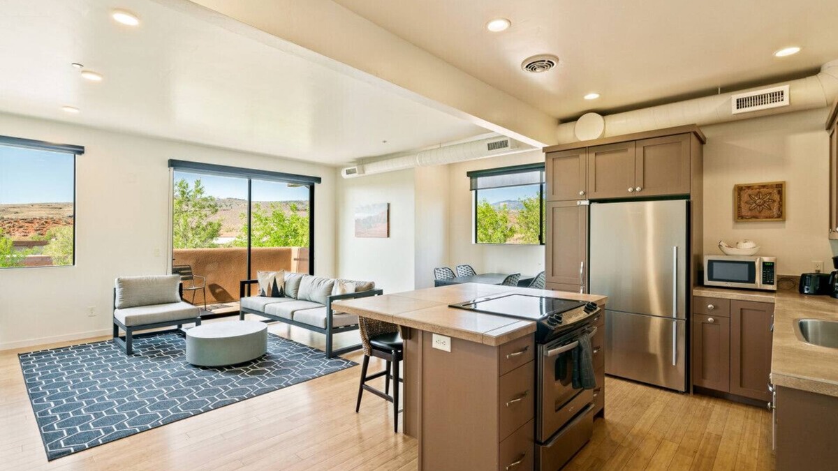 Kayenta House | The Crescent Moon - 2 bed 2 bath Suite W/Red Rock Views