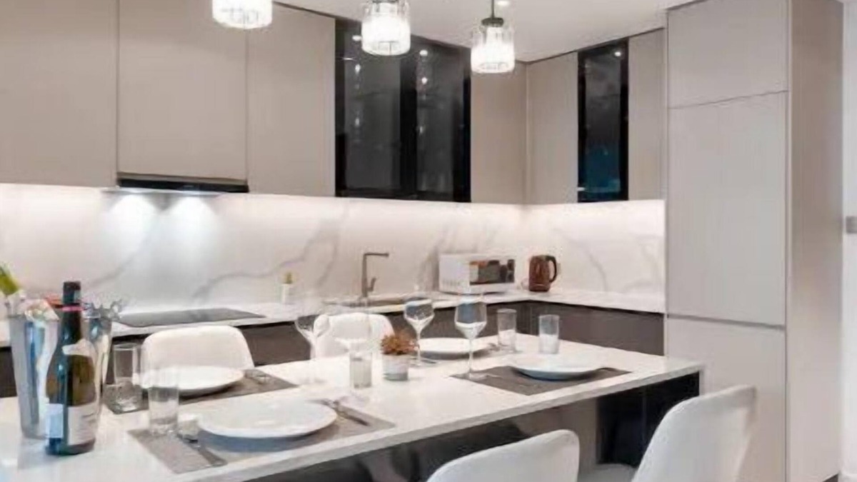 Ho Chi Minh City Apartment | The Crest-Metropole with Bathtub Skyline City view