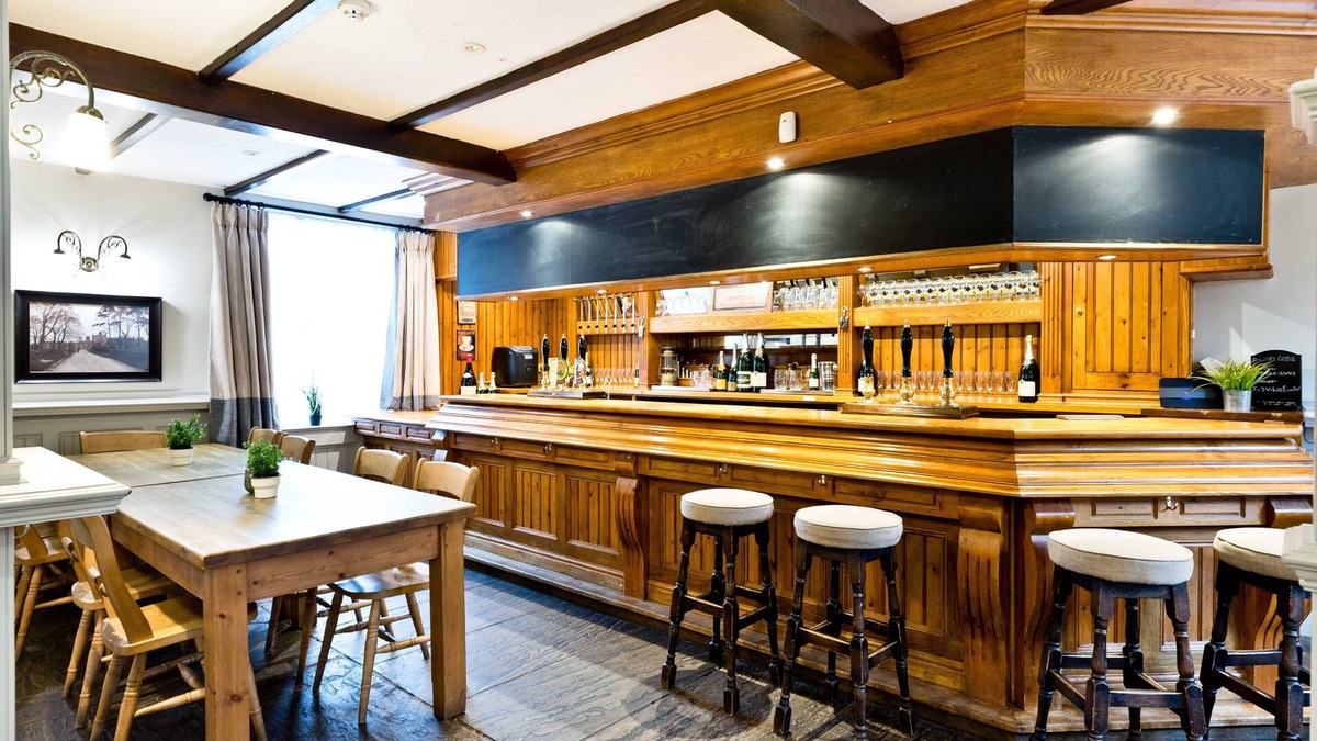 Longnor House | The Crewe & Harpur pub, a unique exclusive self catering venue, sleeps up to 34.
