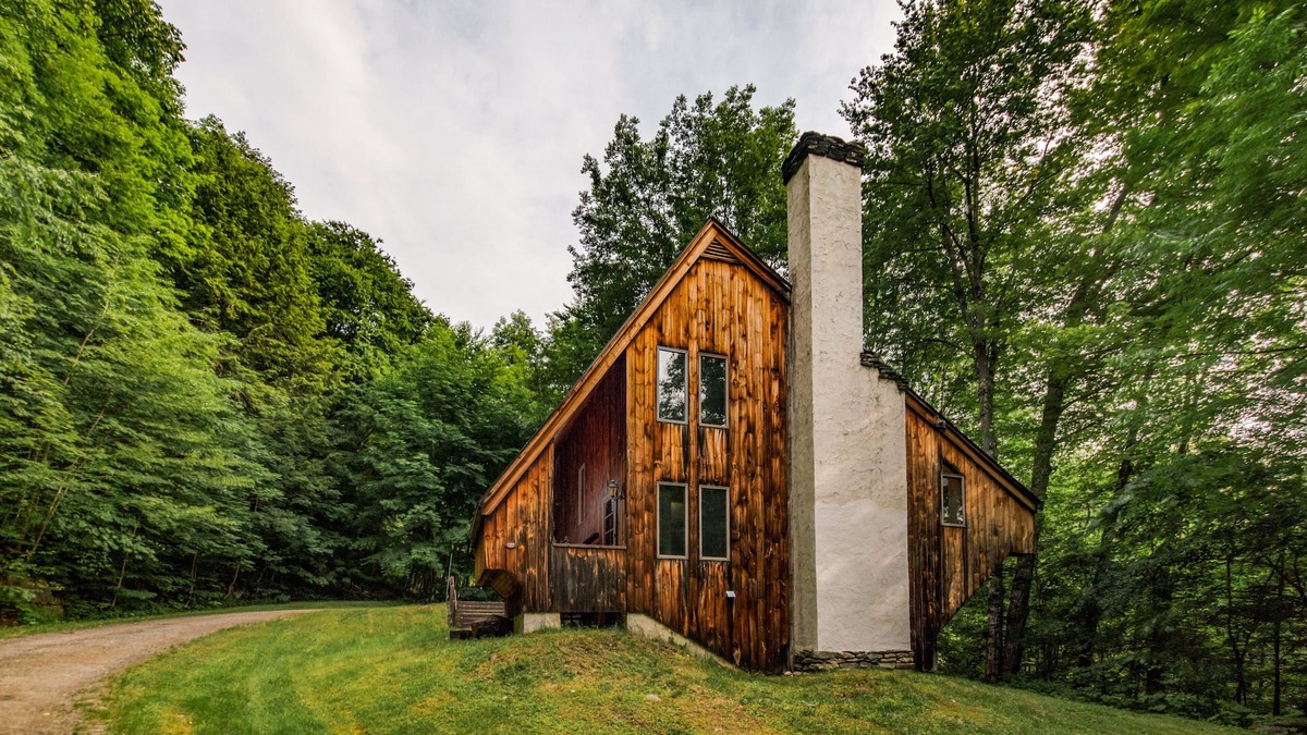 Stockbridge House | "The Crooked House" with A/C and sauna on private wooded lot near Killington
