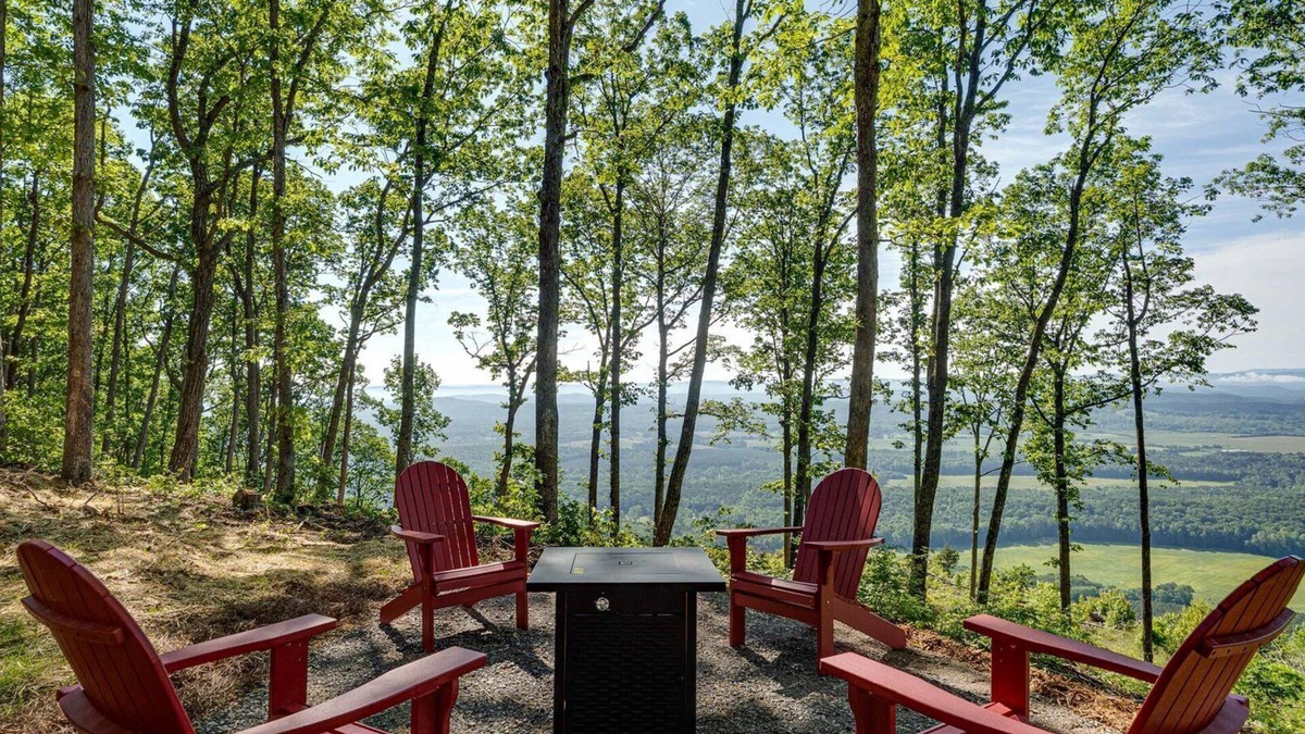 Menlo House | The Crow's Nest: huge balcony, fire pit, pets welcome, fireplace, stunning view!