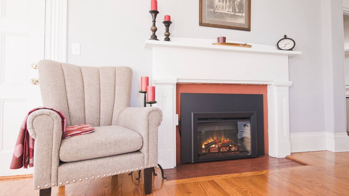 Somerset Apartment | The Crows Nest - 1747 Historic Isaac Pierce House 2nd floor centrally located