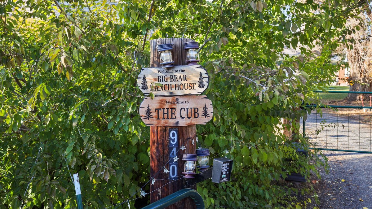 Yakima House | The Cub, Cozy Home on acreage - tranquil yet minutes from town.