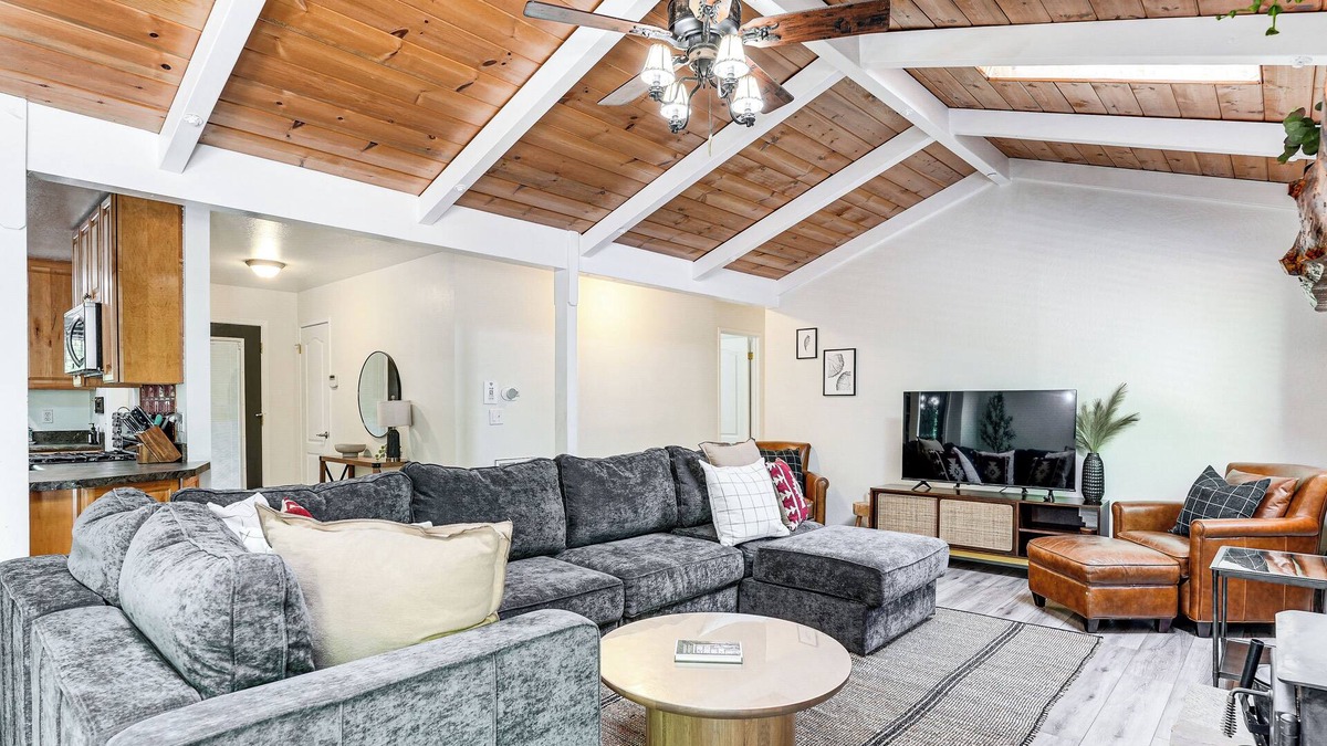 Glencoe Cabin | 'The Cub House' w/Hot Tub & Arcade in Arnold!