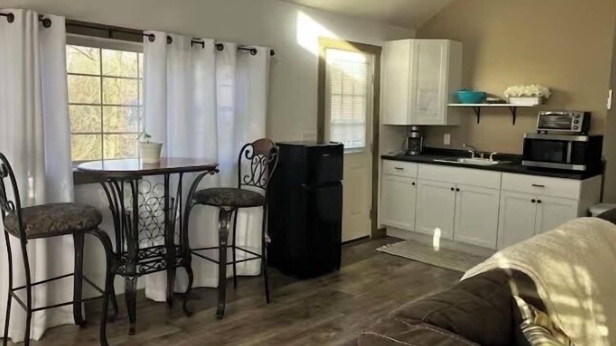 Aurora House | The Cubby Hollow w hot tub in the quaint village of Aurora