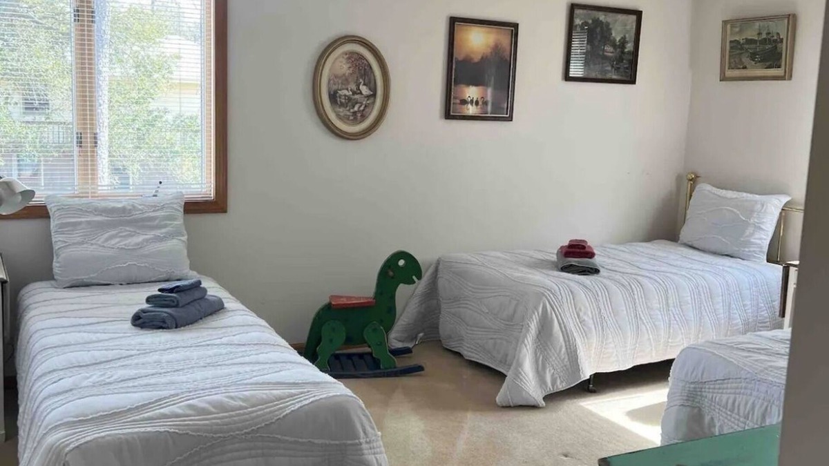 Colington House | The Currituck Sound Awaits You while 10 minutes to the Beach!