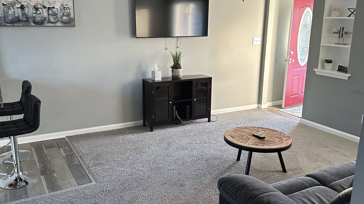 Mayfield Heights House | The Cutest Ranch in Mayfield close to Shopping, Restaurants and Hospitals