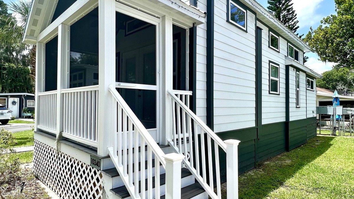 Clermont House | The Cypress House - Lakeside Tiny Home Near Orlando