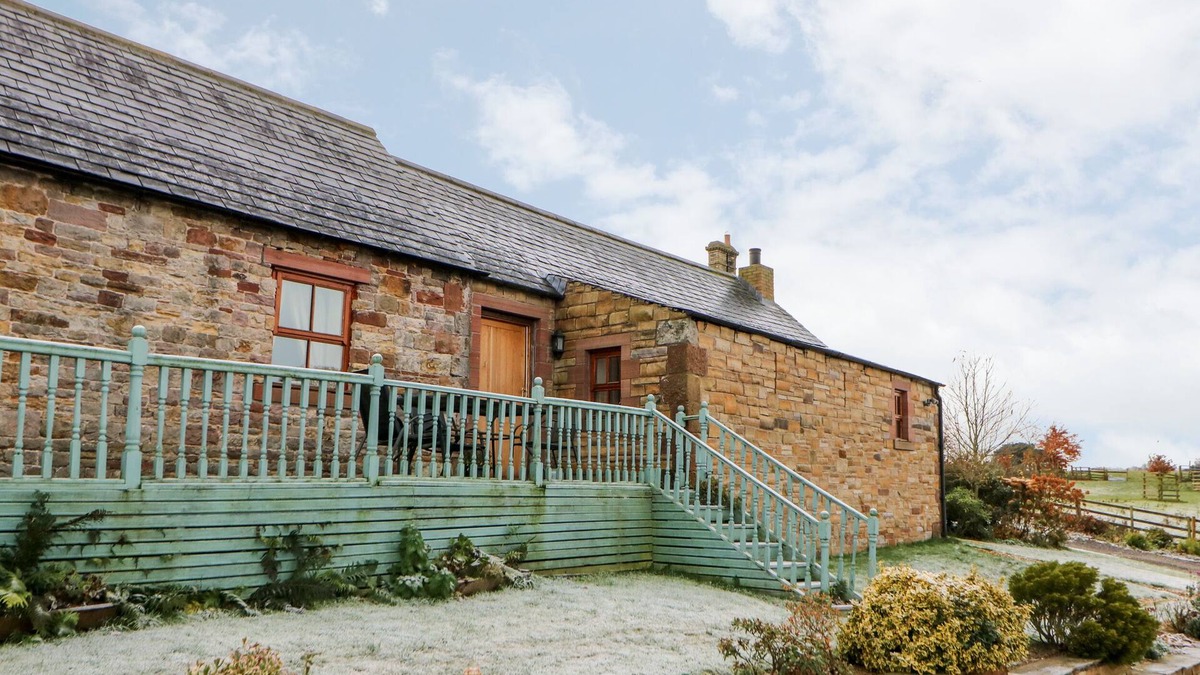 Wing Cottage | THE DAIRY, pet friendly, with hot tub in Milton