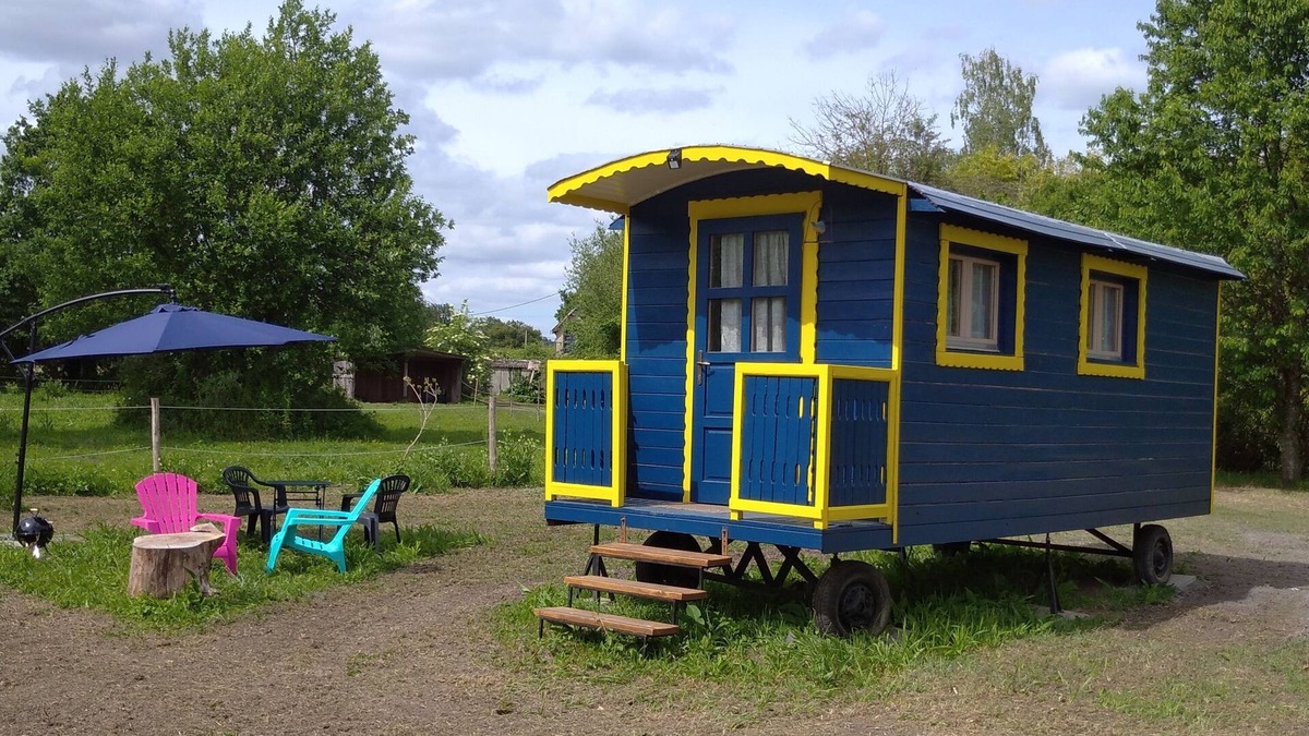 Le Vieil-Bauge Cottage | The dark blue puck mill trailer