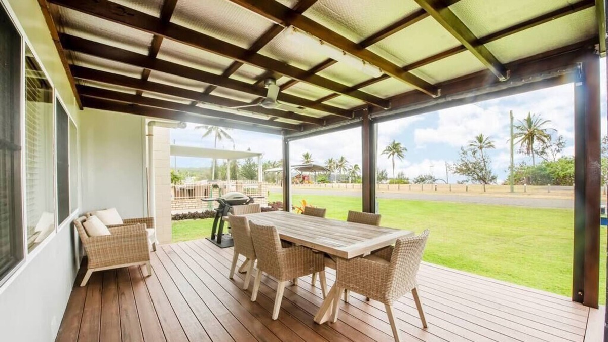 Grasstree Beach House | "The Deck" - Grasstree Beach Shacks