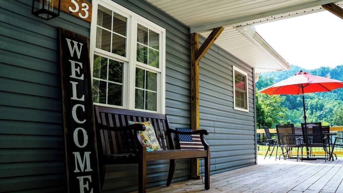Ragland House | *The Decked out Den*