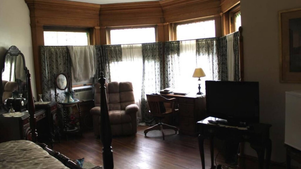 Towanda Bed & Breakfast | The Decker at Victorian Charm Inn
