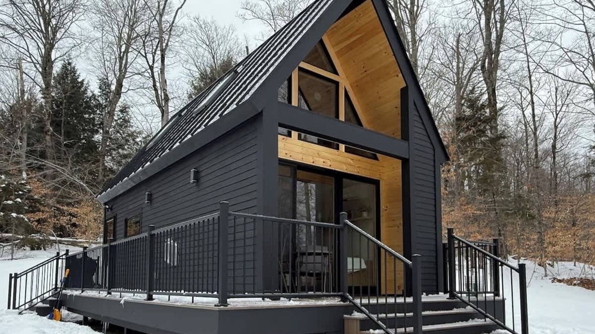 South Londonderry Apartment | The Deerwood Tiny Home | Mtn Views w/Fireplace!