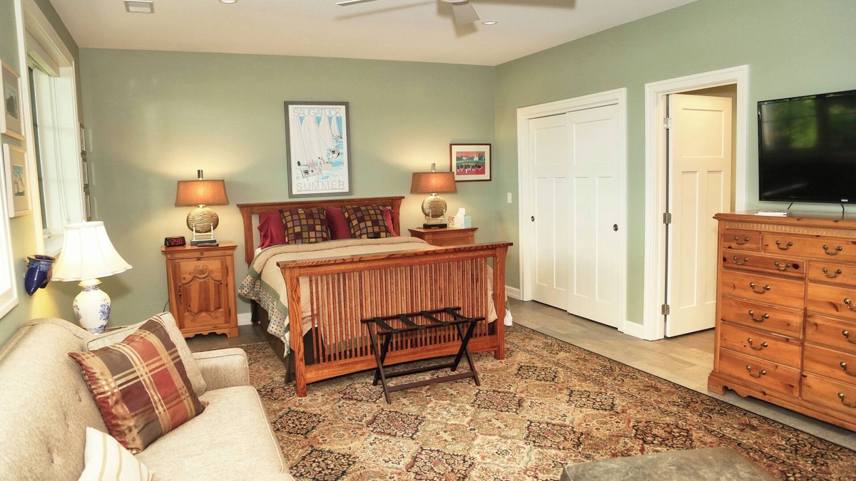 Fennville Bed & Breakfast | The Deluxe Apartment, The Exclusive Deluxe Apartment