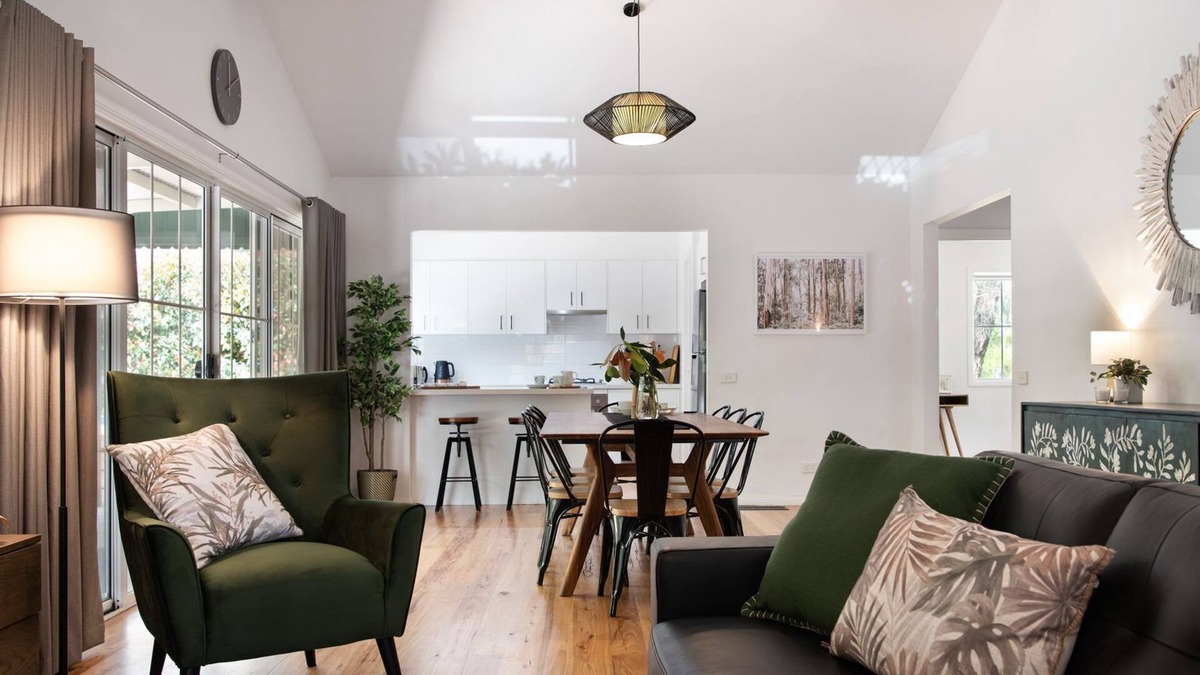Hepburn Springs House | The Den-3 bedrooms, outdoor spa and deck area