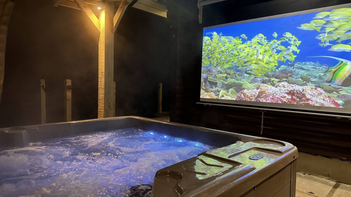 Bingley Cabin | The Den - 5 Star - Pet Friendly - Hot Tub - Scandinavian Log Cabin