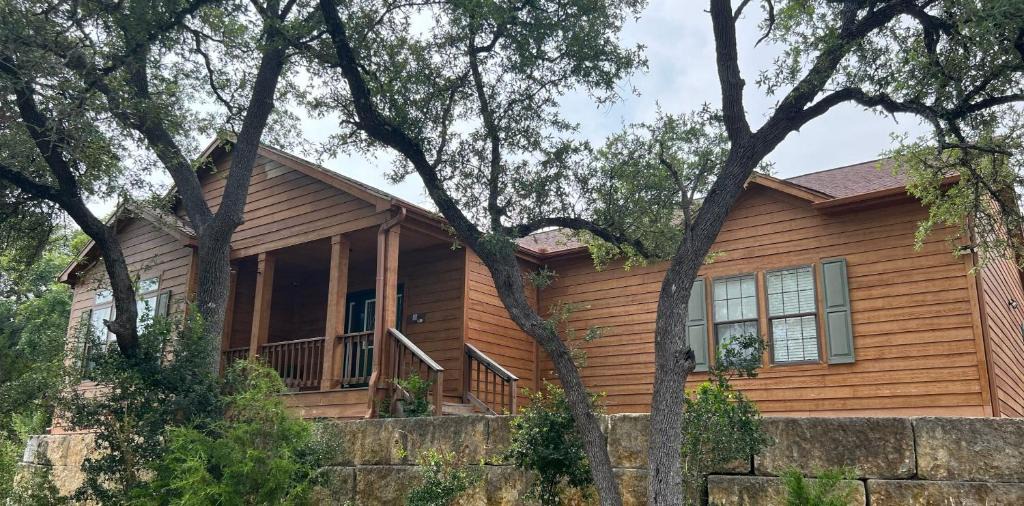 Cross Mountain House | The Den - Family friendly, Close to Fiesta Texas, SeaWorld, Riverwalk and more