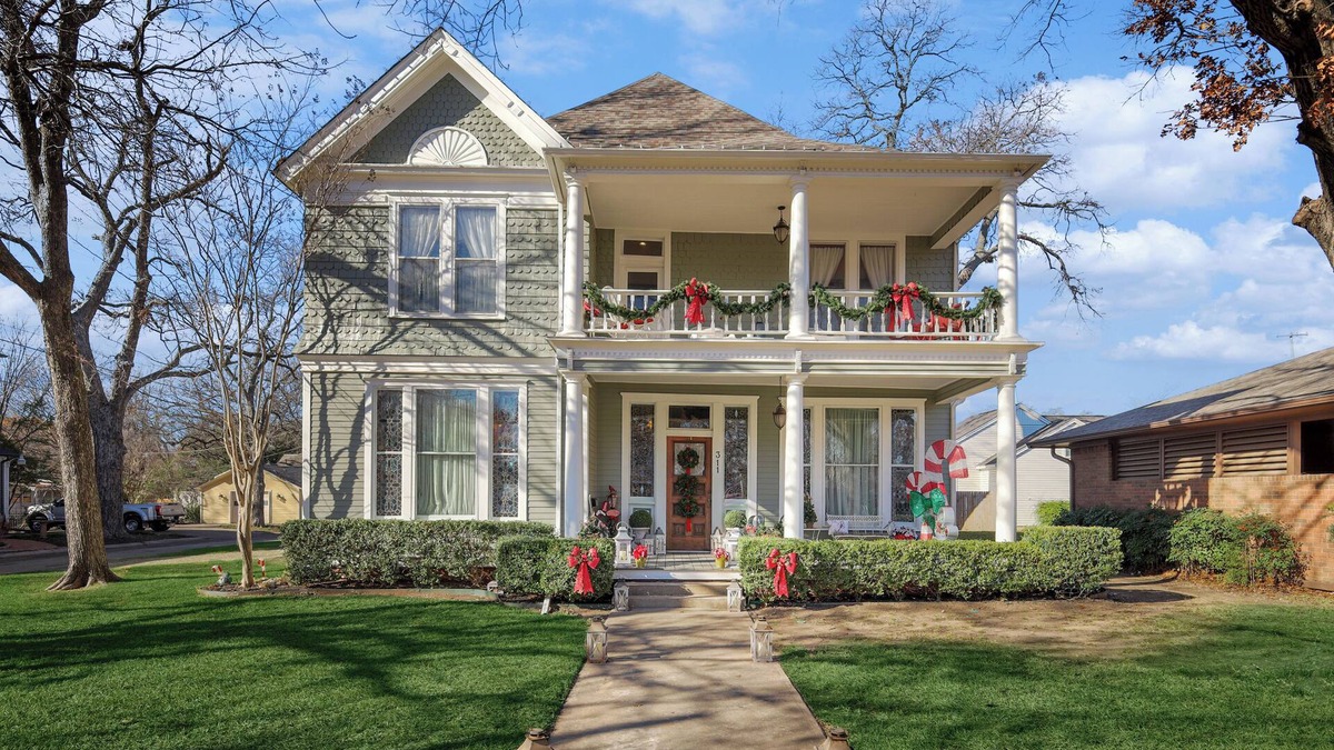 Gainesville House | The Denton Street Holiday House, an 1893 Victorian in the Historic District