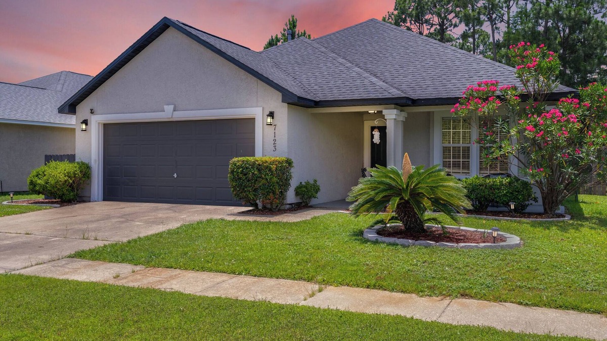 Upper Grand Lagoon House | The Dive Locker- 5 min to the Beach Sleeps 10