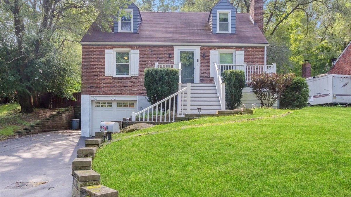 Bethel Park House | The Dog Haus near DT Pittsburgh |Pet Friendly| Self Check in!