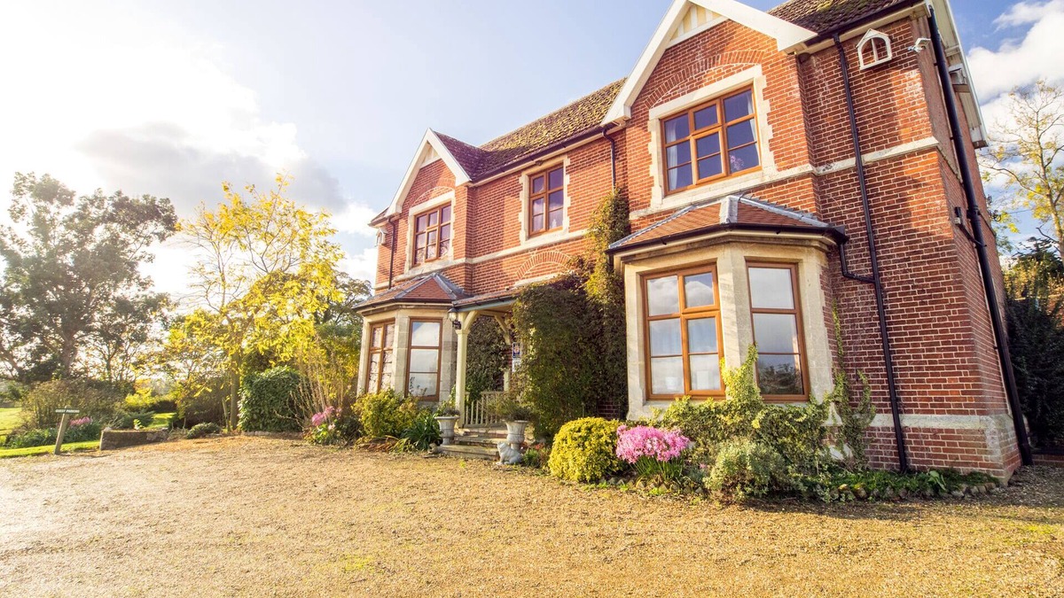 Bungay Apartment | The Dog House — self-catering apartment with private kitchen & countryside views