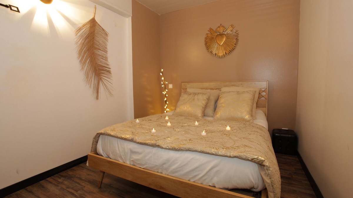 Sin-le-Noble Apartment | THE DOLCE VITA SUITE