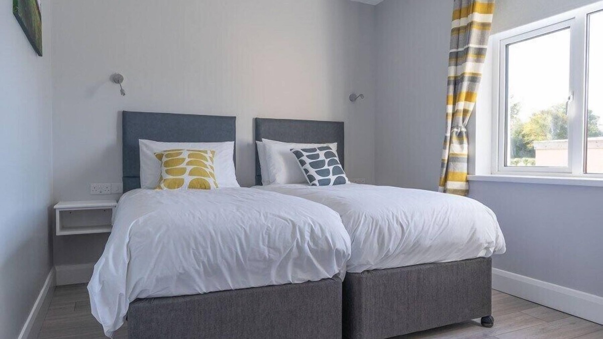 Tramore Apartment | The Doneraile Room (@BurrowLodge)