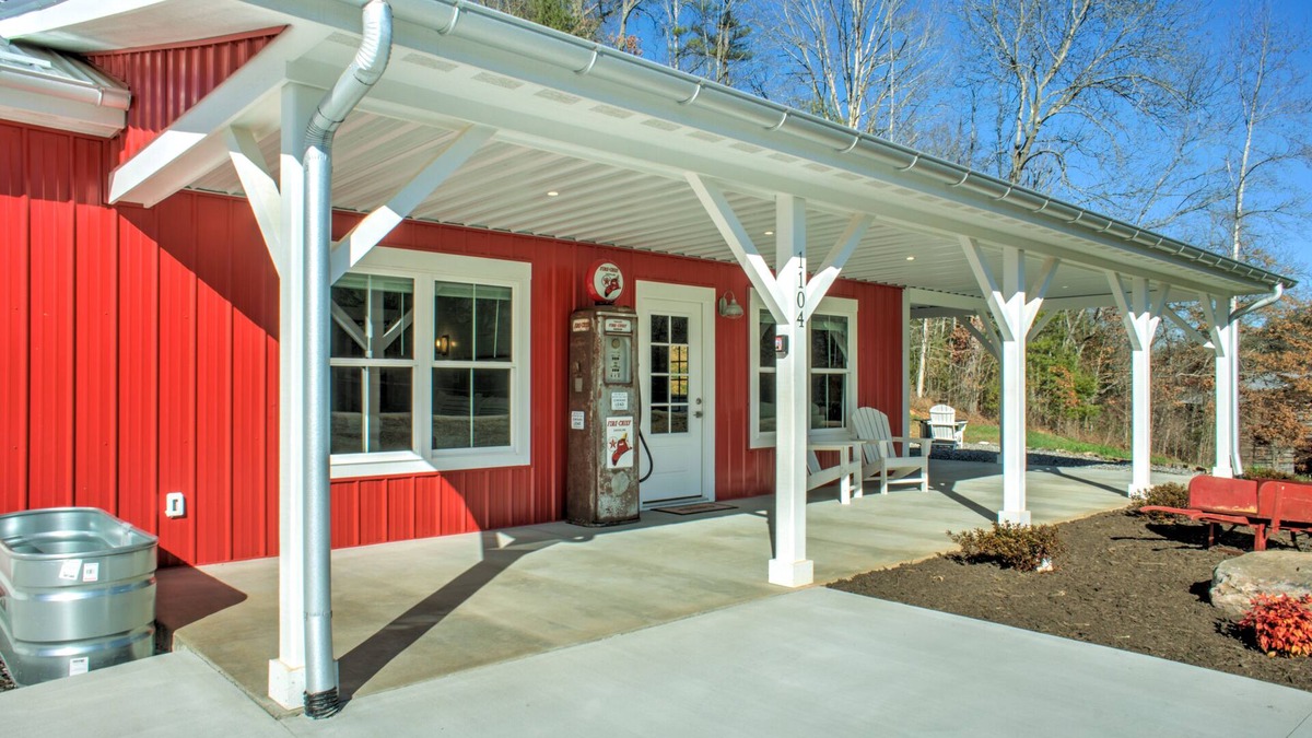 Alexander House | The Double B | Modern Farmhouse | Private Pond, Hot Tub, and Fire Pit