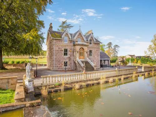 South Galson Villa | The Doune, Luxury Traditional Country House with hot tub