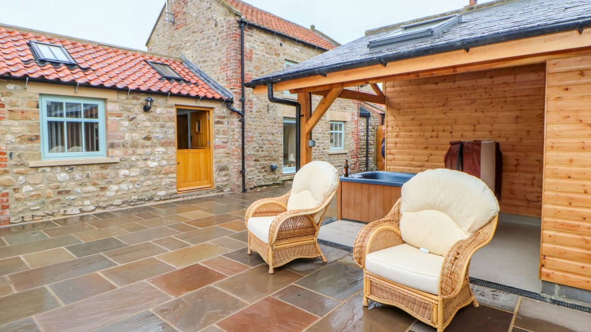 Richmond Cottage | THE DOVE COTE, pet friendly, with hot tub in Brompton-On-Swale
