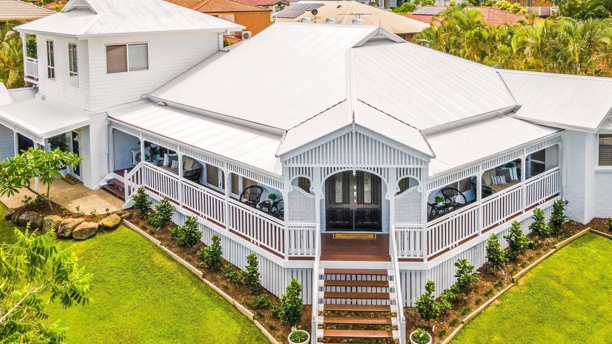 Murarrie House | The Duchess - Luxury Brisbane Holiday Home. Family & Pet friendly with Pool