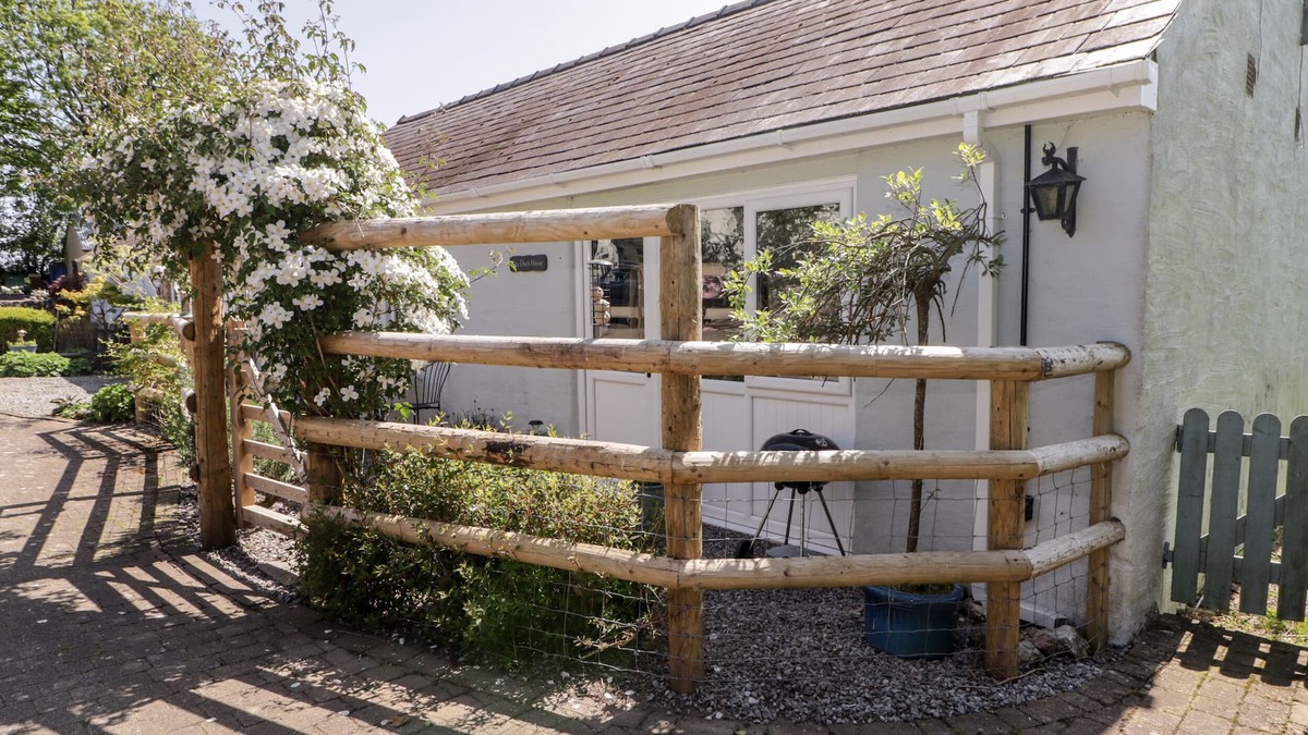 Haverfordwest Cottage | THE DUCK HOUSE, pet friendly, with open fire in Wolfscastle