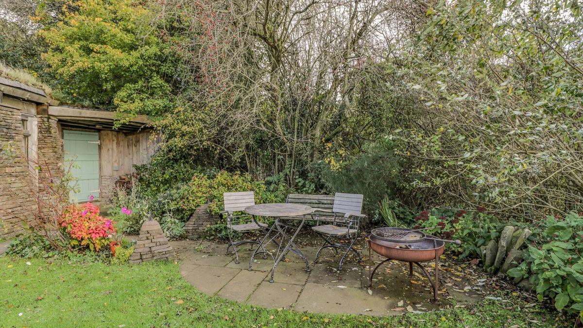 Hereford House | THE DUGOUT, romantic, character holiday cottage in Orcop