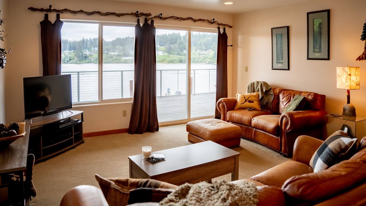 Florence Condo | The Dunes: Old Town WIFI River Front Near restaurants & shops. New LR furniture!