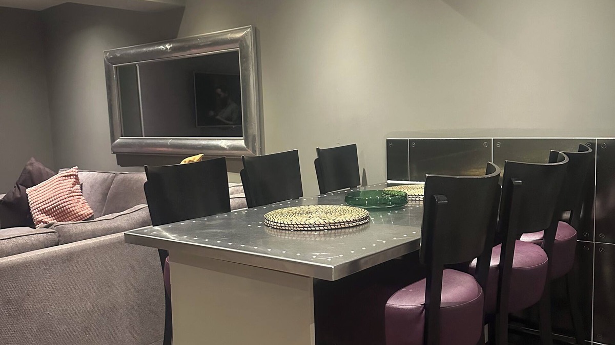 The Docks Apartment | The Duplex Hideout Apartment (Sleeps 6)