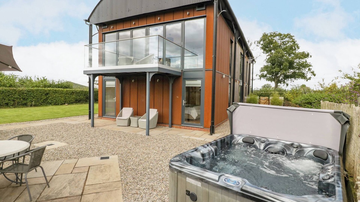 Leominster Cottage | THE DUTCH BARN, luxury holiday cottage, with hot tub in Leominster