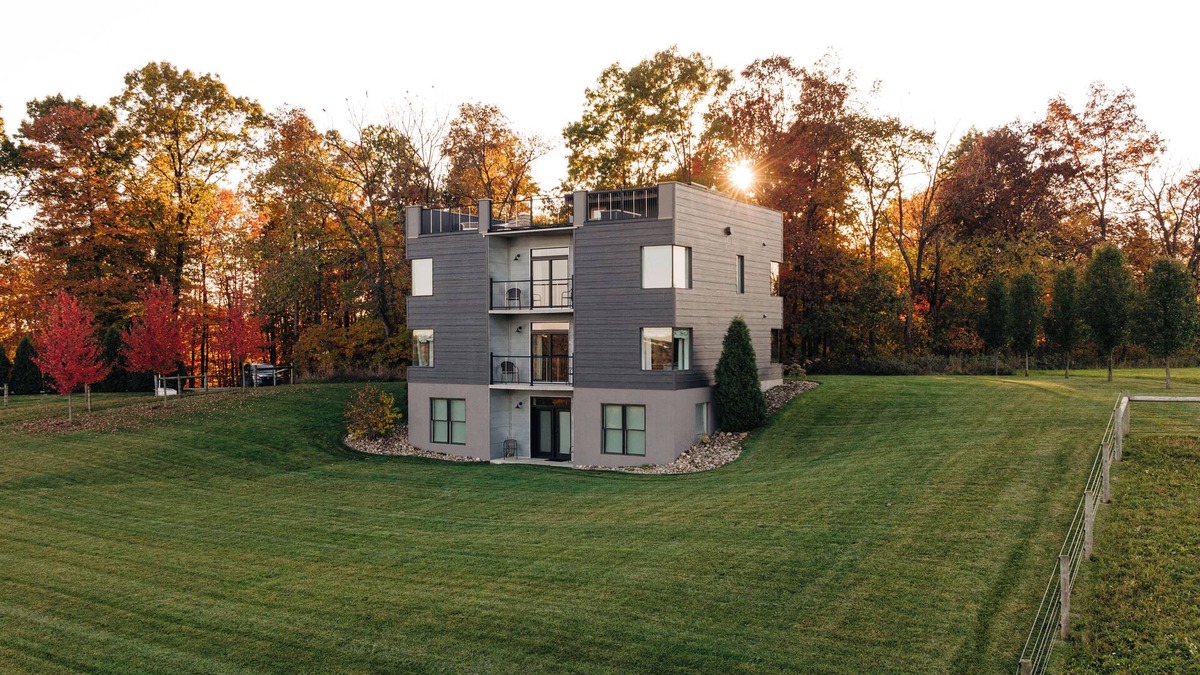 Millersburg Apartment | The Dwelling Apt 2 | Rooftop Terrace w/Grill + Fire Pit!