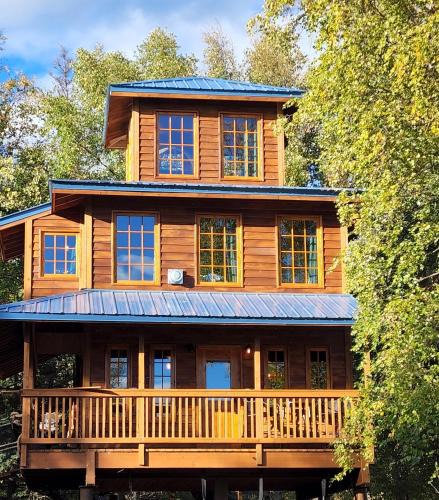 Palmer House | The Eagle's Nest Treehouse Cabin