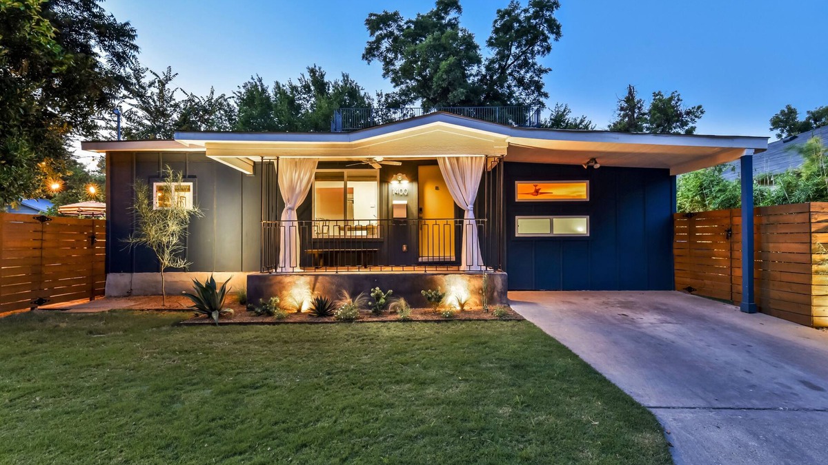 East Cesar Chavez House | The Eastside Lodge Austin