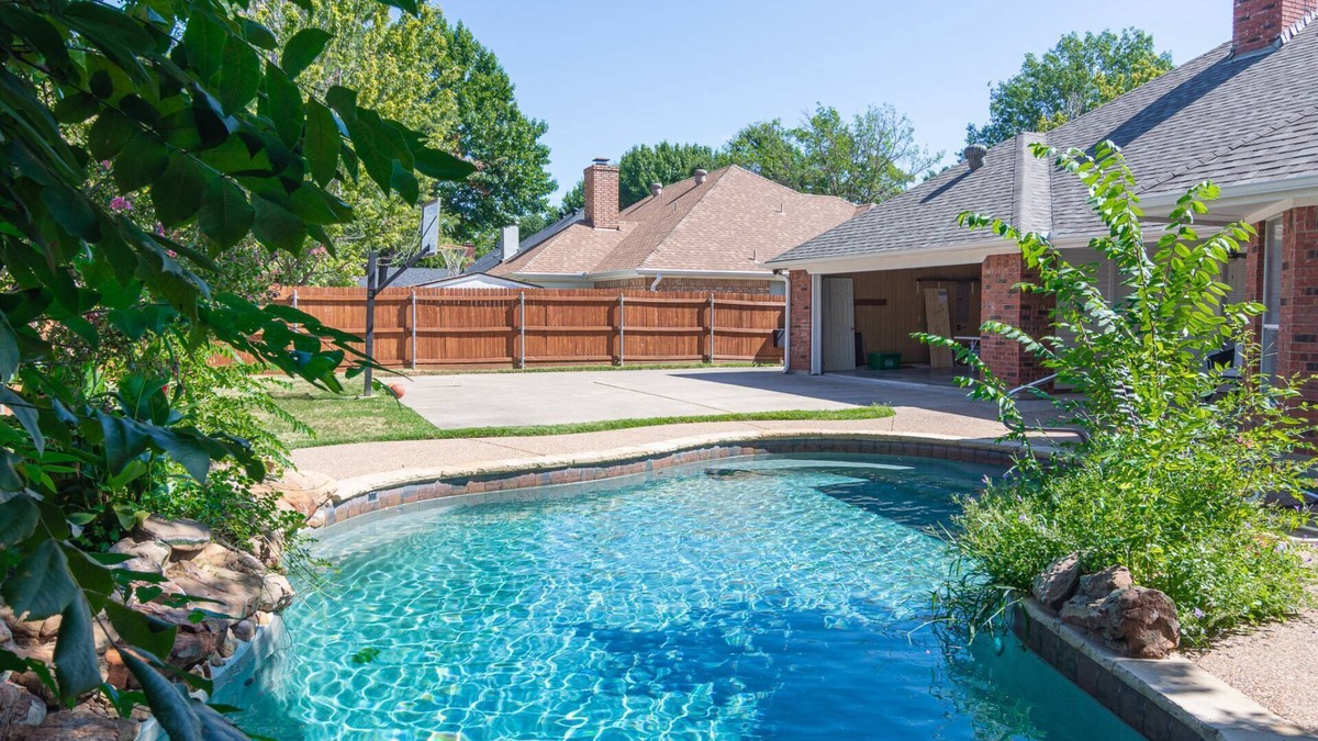 Keller House | The Eastwood Cottage - Private Swimming Pool, Basketball Hoop, Ping Pong Table, & Private Entry Gate